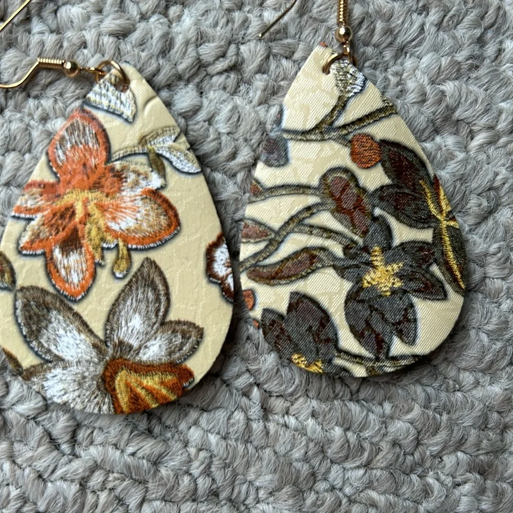 Floral earrings - Picture 2 of 4